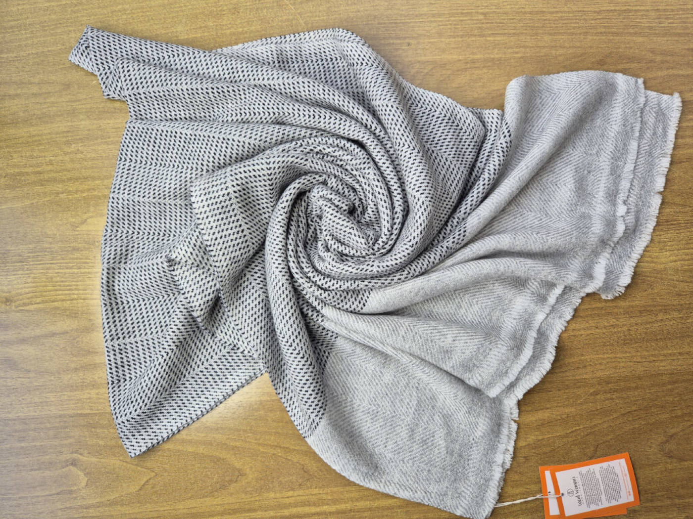 Kaschmir-Schal in Grau mit Strukturmuster & Fischgrät-Design | handgefertigt von LWH | 71×196 cm